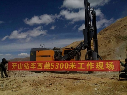 開山全液壓鑽機(jī)青藏高原5300米工作(zuo)現場 開山(shan)全液壓鑽機青藏(cáng)高原5300米工作現場(chang)